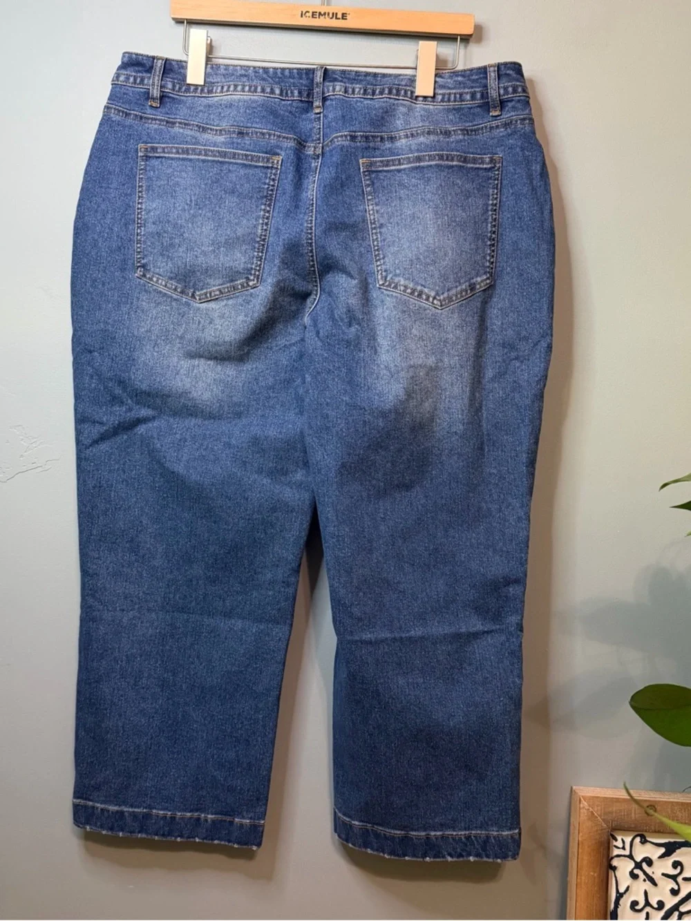 Flamingals NWT 3XL Medium Wash Cropped Stretch Jeans. 38 X 26